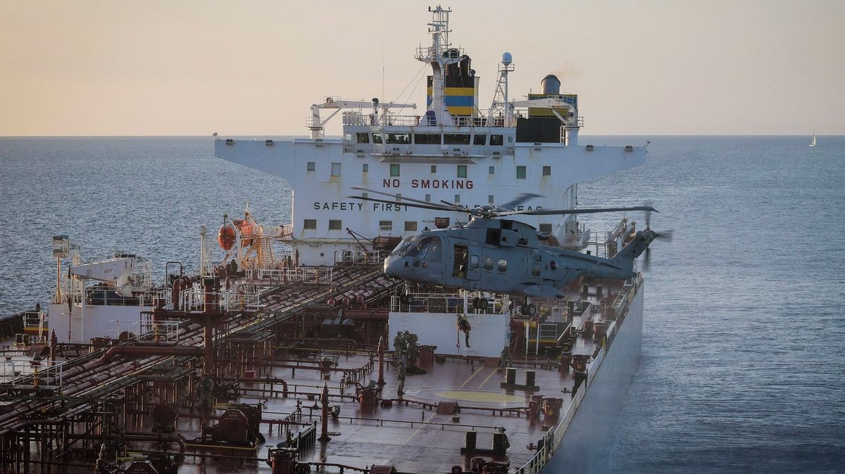 Záběry z ojedinělé britské akce: Jak mariňáci obsadili ruský tanker